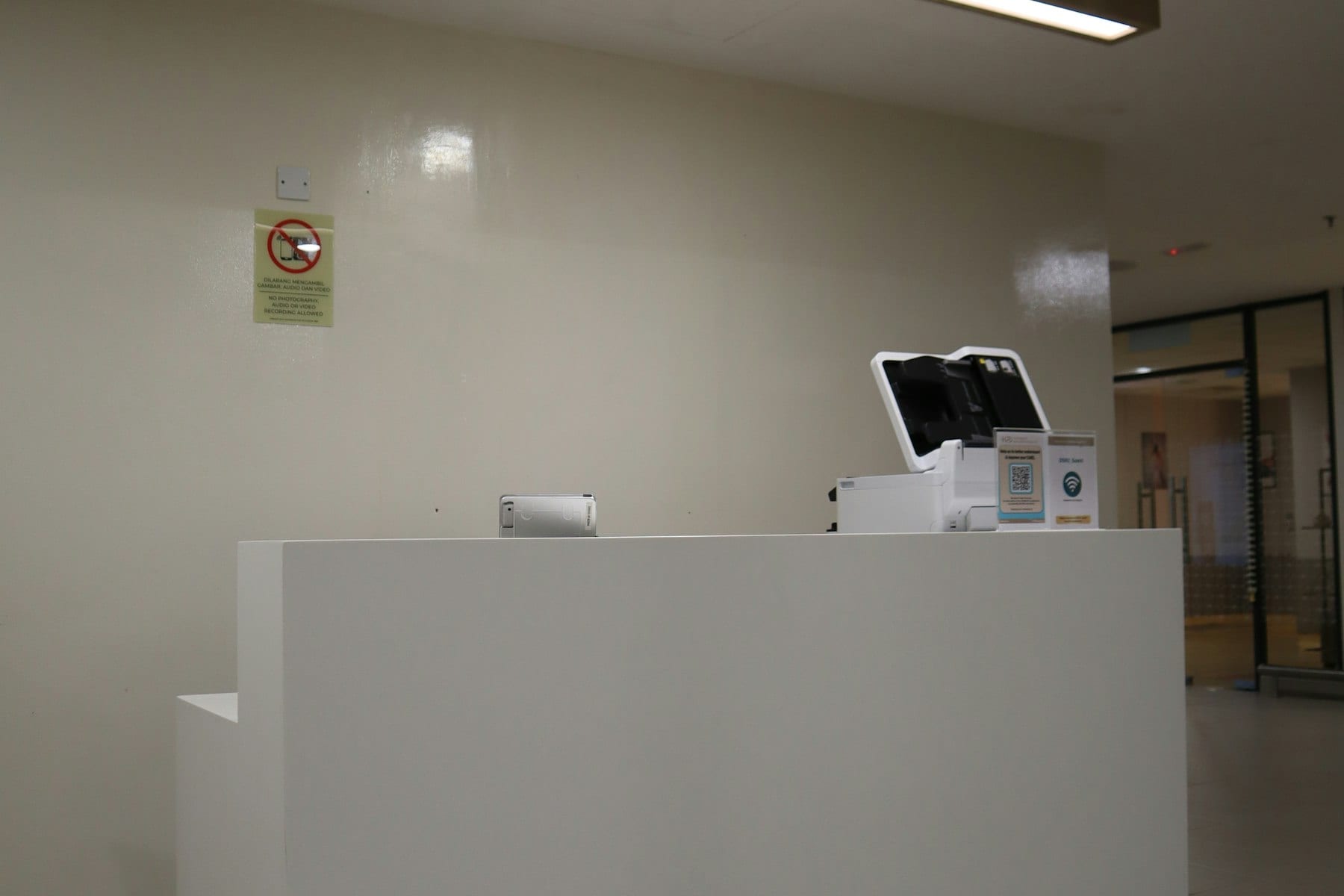 Ресепшен современной стоматологической клиники