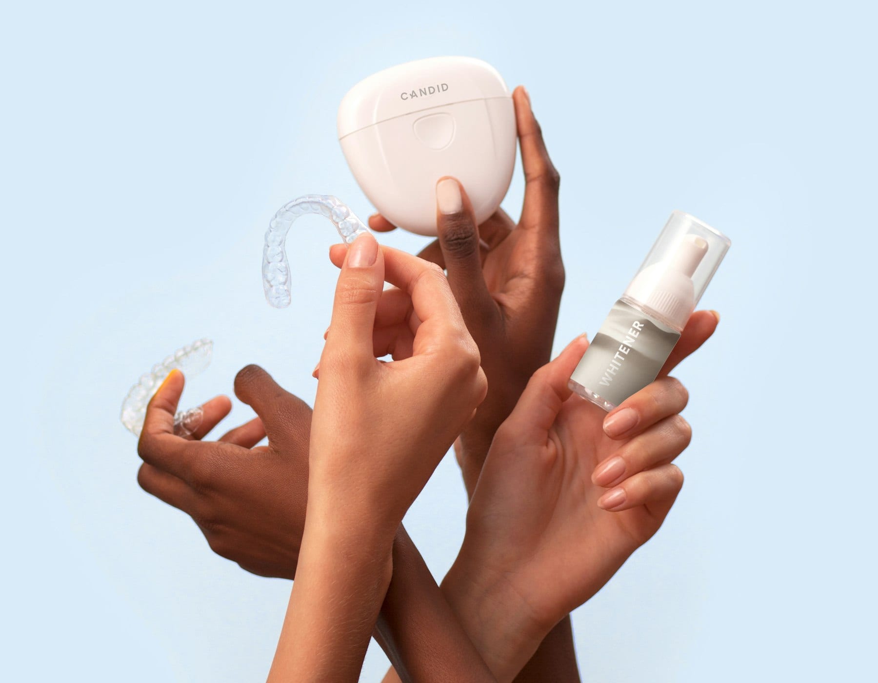 Стоматологи проводят консультацию в современной клинике