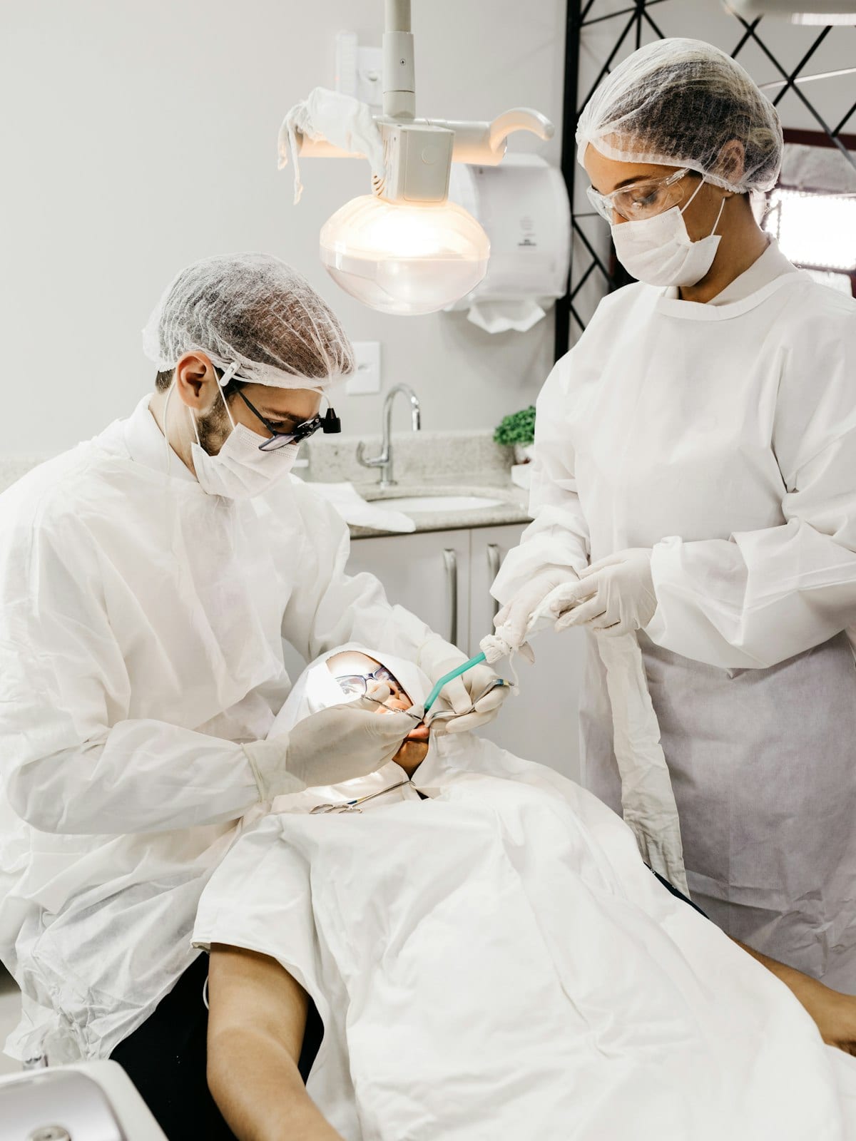 Стоматолог-хирург в клинике